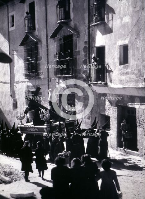 Easter procession along a street in Cuenca, photography of the 50s.