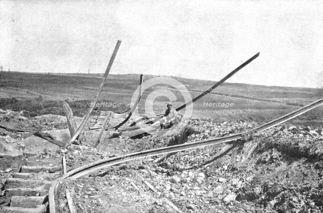 'Echec a l'ennemi; Entre Fleury et Thiaumont: la voie ferree d'interet local qui..., 1916 (1924) Creator: Unknown.