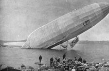 Echoue sur la cote Norvegienne; En derivant, le zeppelin est venu a la cote; dans la chute, sa nace Creator: Unknown