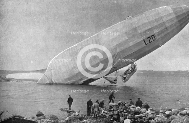 'Echoue sur la cote Norvegienne; En derivant, le zeppelin est venu a la cote; dans la chute, sa nace Creator: Unknown.