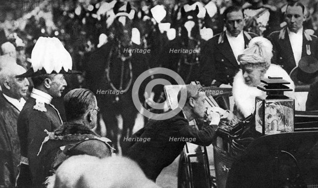 Edward VIII greeting Queen Mary at Windsor, 1936. Artist: Unknown