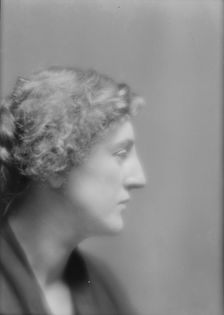 Eddington, Gertrude, Miss, portrait photograph, 1912 Feb. 29. Creator: Arnold Genthe