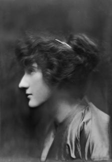 Eder, Helen, Miss, portrait photograph, 1913. Creator: Arnold Genthe