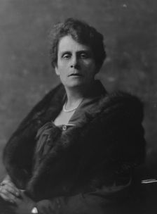Edey, Fred, Mrs., portrait photograph, 1916. Creator: Arnold Genthe