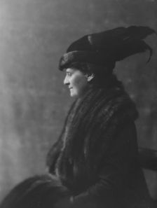 Edey, Fred, Mrs., portrait photograph, 1916. Creator: Arnold Genthe