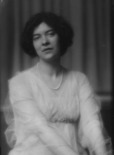 Edey, Miss, portrait photograph, 1913. Creator: Arnold Genthe