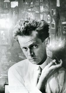 Egon Schiele in front of the painting "Waldandacht" (Forest prayers), 1915
