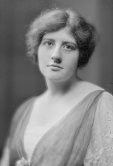 Eitig, Mrs., portrait photograph, 1915 Oct. 23. Creator: Arnold Genthe
