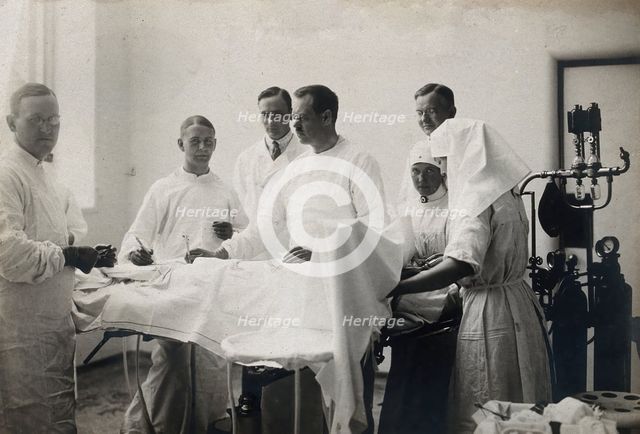 Einar Key (fourth from left), a Swedish surgeon, in an operating theatre..., c1910. Creator: Unknown.