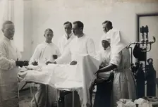 Einar Key (fourth from left), a Swedish surgeon, in an operating theatre..., c1910. Creator: Unknown