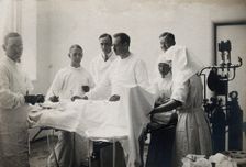 Einar Key (fourth from left), a Swedish surgeon, in an operating theatre..., c1910. Creator: Unknown