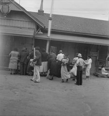 El Paso residents at plant quarantine station, El Paso, Texas, 1937. Creator: Dorothea Lange