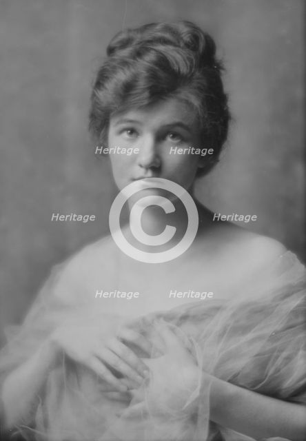 Ely, Dorothy, Miss, portrait photograph, between 1914 and 1917. Creator: Arnold Genthe.