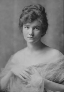 Ely, Dorothy, Miss, portrait photograph, between 1914 and 1917. Creator: Arnold Genthe