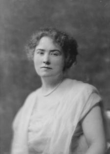 Eldred, M.L., Miss, portrait photograph, 1916 Apr. 25. Creator: Arnold Genthe