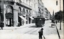 Electric tram running through the Hernani street in San Sebastián, 1900