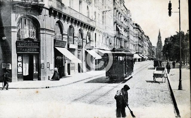 Electric tram running through the Hernani street in San Sebastián, 1900.
