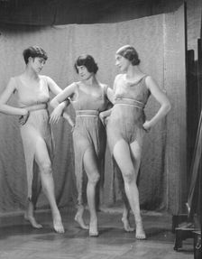 Elizabeth Duncan dancers and children, between 1916 and 1941. Creator: Arnold Genthe