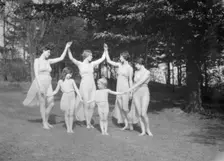 Elizabeth Duncan dancers, between 1916 and 1941. Creator: Arnold Genthe