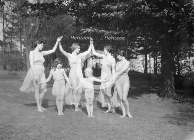 Elizabeth Duncan dancers, between 1916 and 1941. Creator: Arnold Genthe.
