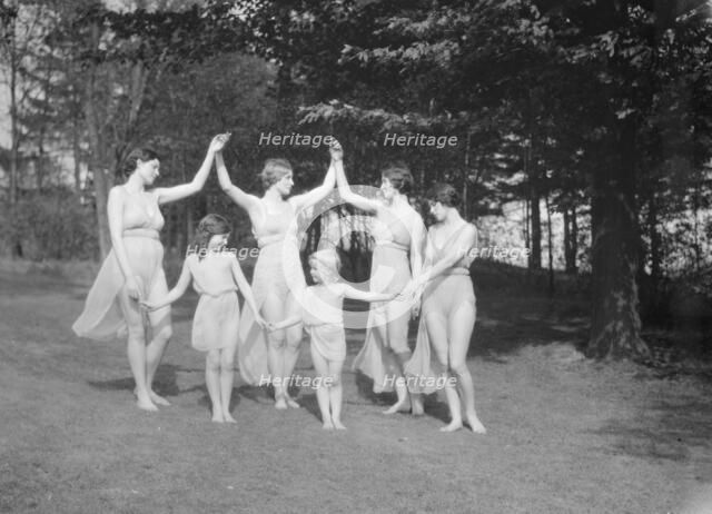 Elizabeth Duncan dancers, between 1916 and 1941. Creator: Arnold Genthe.