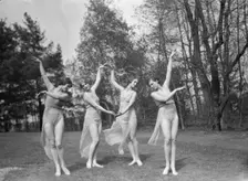 Elizabeth Duncan dancers, between 1916 and 1941. Creator: Arnold Genthe