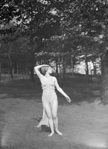 Elizabeth Duncan dancers, between 1916 and 1941. Creator: Arnold Genthe