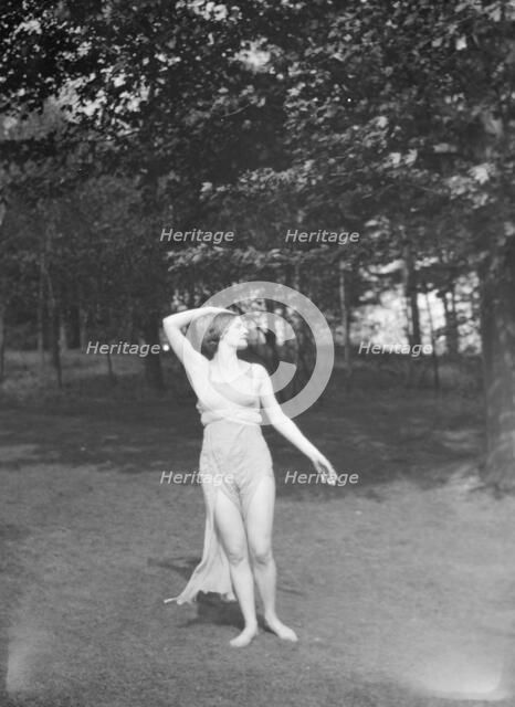 Elizabeth Duncan dancers, between 1916 and 1941. Creator: Arnold Genthe.