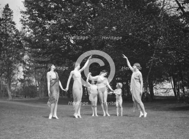 Elizabeth Duncan dancers, between 1916 and 1941. Creator: Arnold Genthe.
