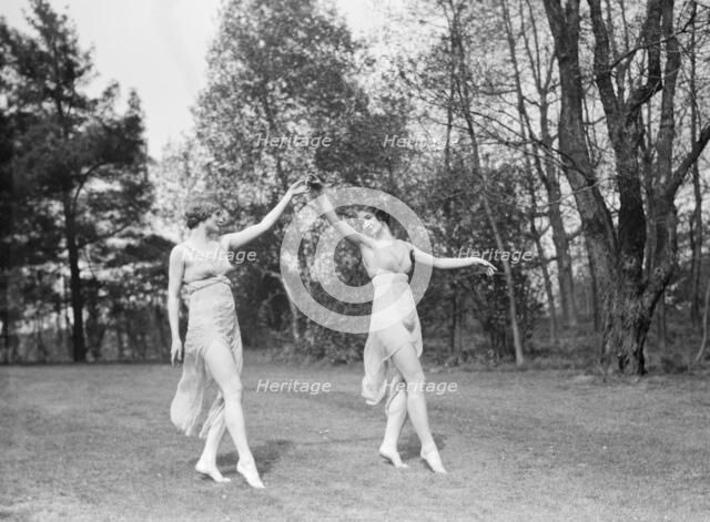 Elizabeth Duncan dancers, between 1916 and 1941. Creator: Arnold Genthe.