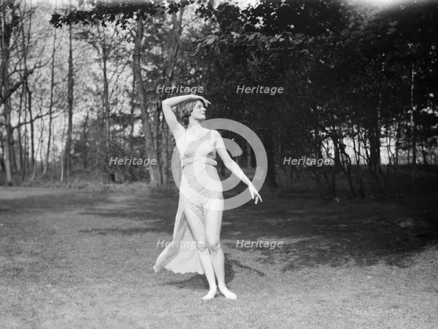 Elizabeth Duncan dancers, between 1916 and 1941. Creator: Arnold Genthe.