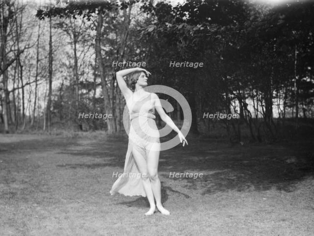 Elizabeth Duncan dancers, between 1916 and 1941. Creator: Arnold Genthe.