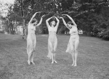 Elizabeth Duncan dancers, between 1916 and 1941. Creator: Arnold Genthe