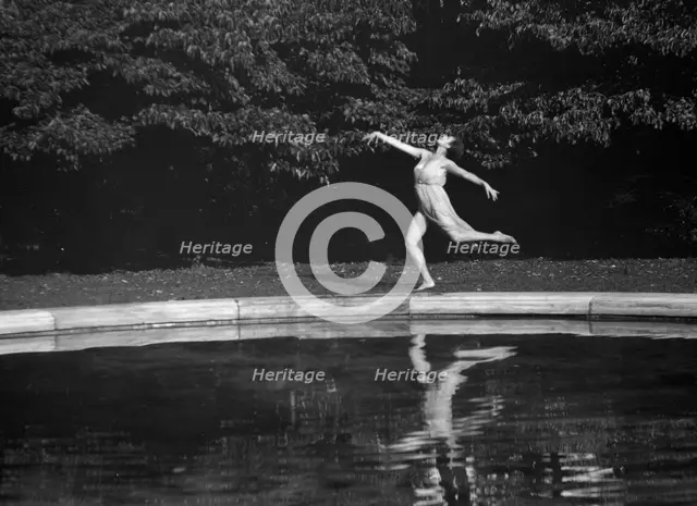 Elizabeth Duncan dancers, between 1916 and 1941. Creator: Arnold Genthe.