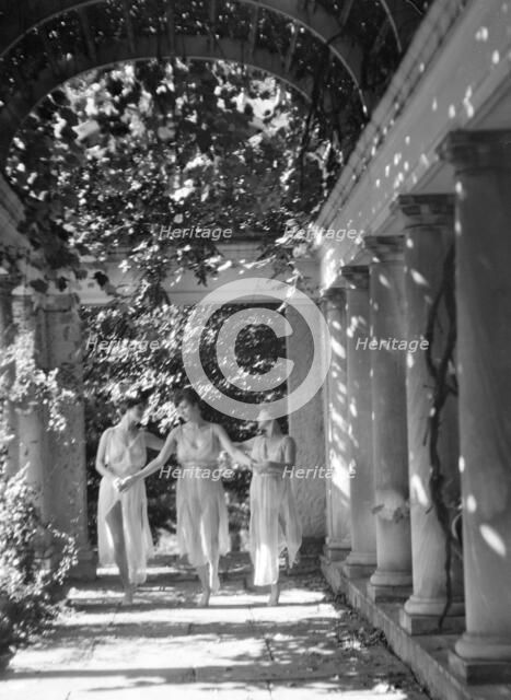 Elizabeth Duncan dancers, between 1916 and 1941. Creator: Arnold Genthe.