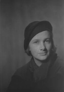 Elizabeth Gordon, portrait photograph, 1932 Nov. Creator: Arnold Genthe