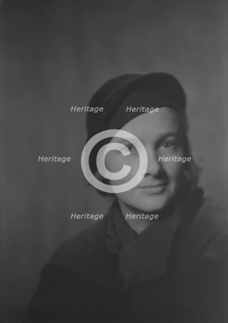 Elizabeth Gordon, portrait photograph, 1932 Nov. Creator: Arnold Genthe.