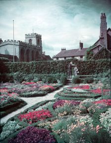 Elizabethan knot garden, Stratford-on-Avon, Warwickshire, c1955. Creator: Arthur Charles Kirby Ware