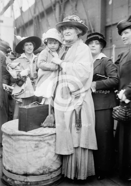 Ellen Terry and June E.T. Morris (Grand Niece), 1915. Creator: Bain News Service.