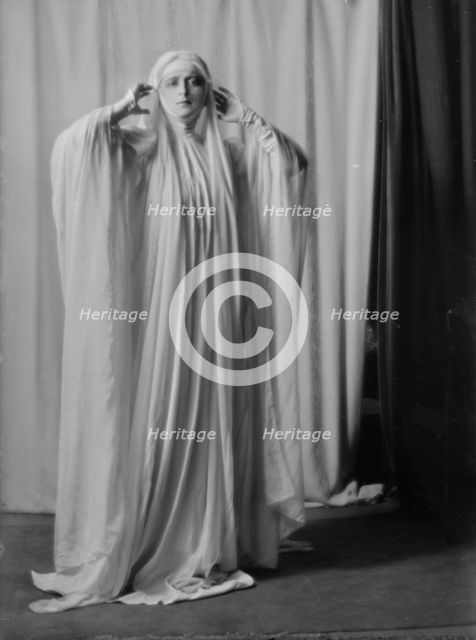Elliott, Maxine, Miss, portrait photograph, not before 1917. Creator: Arnold Genthe.