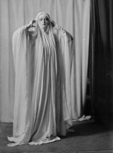 Elliott, Maxine, Miss, portrait photograph, not before 1917. Creator: Arnold Genthe