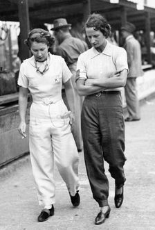 Elsie Wisdom (right) with Kaye Petre in pits at Brooklands. Creator: Unknown