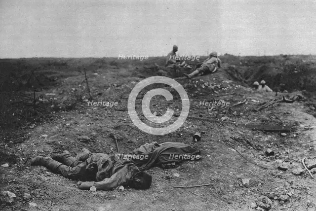 ''Epaves du combat; Un coin du champ de bataille', 1916 (1924). Creator: Unknown.