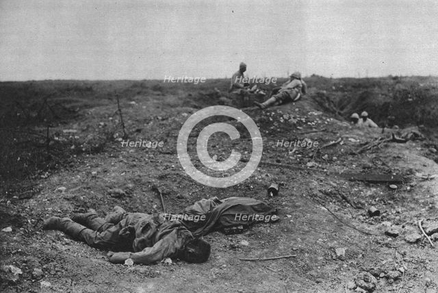 ''Epaves du combat; Un coin du champ de bataille', 1916 (1924). Creator: Unknown.