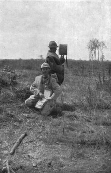 Episodes de l'offensive de la Somme; Lieutenant observateur d'artillerie, avec son..., 1916. Creator: Unknown