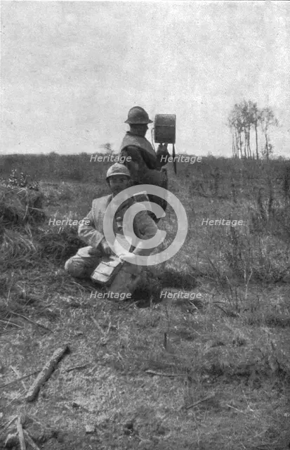 'Episodes de l'offensive de la Somme; Lieutenant observateur d'artillerie, avec son..., 1916. Creator: Unknown.