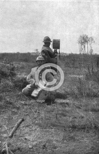 'Episodes de l'offensive de la Somme; Lieutenant observateur d'artillerie, avec son..., 1916. Creator: Unknown.