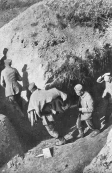 Episodes de l'offensive de la Somme; prisonniers diriges vers l'arriere par leur ancien..., 1916. Creator: Unknown