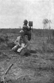 Episodes de l'offensive de la Somme; Lieutenant observateur d'artillerie, avec son..., 1916. Creator: Unknown