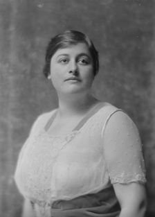 Ernst, M., Mrs., portrait photograph, 1915 May 1. Creator: Arnold Genthe